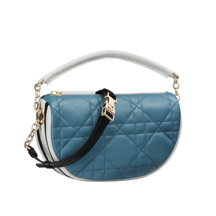 Dior 蒙田包、黛妃包全都換上「蔚藍色」! 這10款夏日感十足的包,每一個都用時髦的設計帶妳去度假!-3