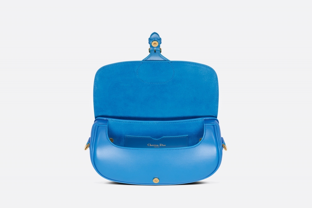 亮藍色拋光的小牛皮搭配柔軟的麂皮。