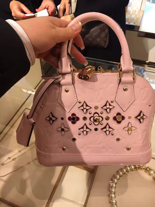 Alma bb新出四葉草立體花朵貝殼包美翻了